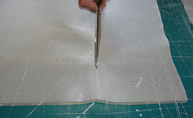 Dcoupe du taffetas (tissus en fibre de verre)