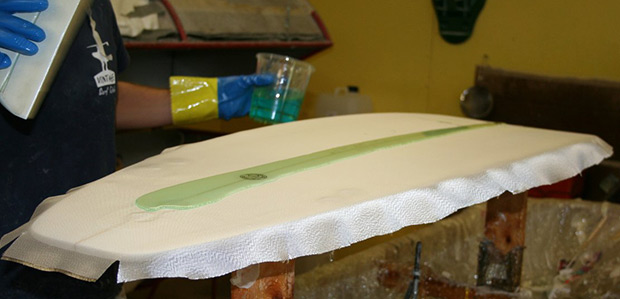 Dbut de l'application de la rsine polyester sur la planche de surf