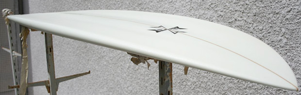 Schage de la planche de surf expose  la lumire du jour