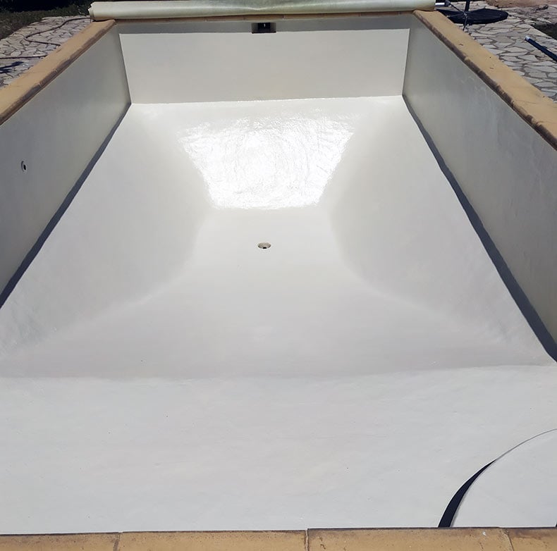 Stratification polyester armée d'une piscine béton