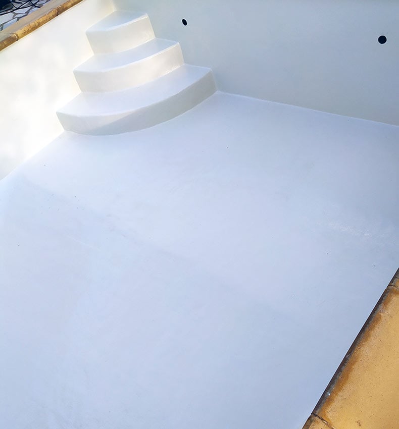 Stratification polyester armée d'une piscine béton