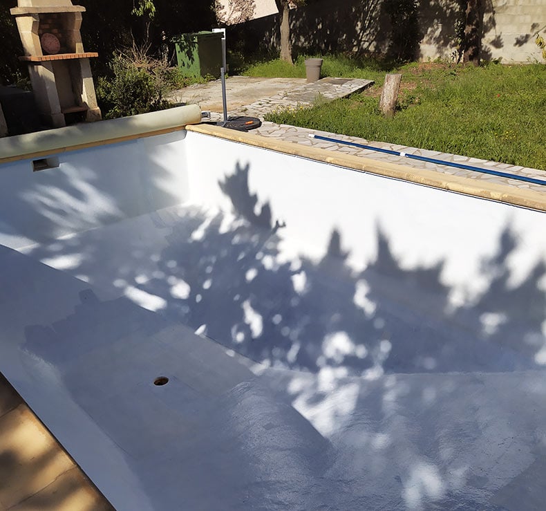 Stratification polyester armée d'une piscine béton