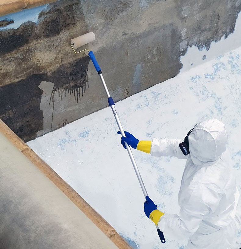 Stratification polyester armée d'une piscine béton