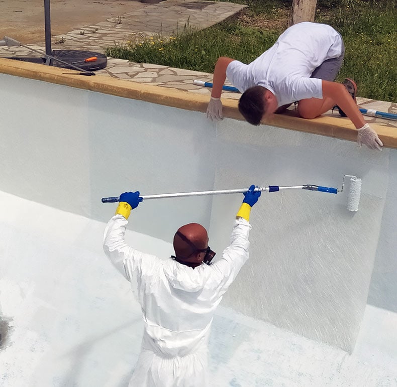 Stratification polyester armée d'une piscine béton