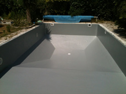 Piscine stratifie avec de la rsine polyester et gelcoat de finition NPG avant mise en eau (suite)