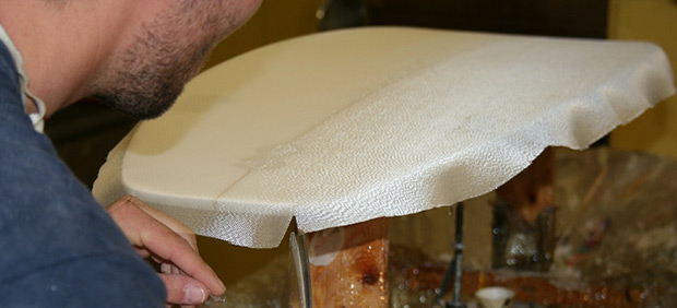 Mise en place du tissu de verre sur planche de surf