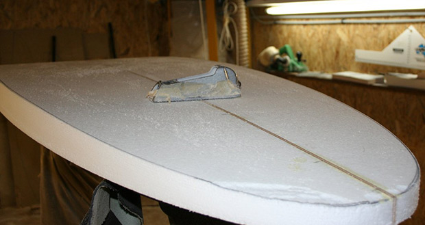 Ponçage de la planche de surf pour lui donner sa forme
