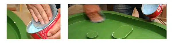 Application d'une cire de démoulage sur le moule