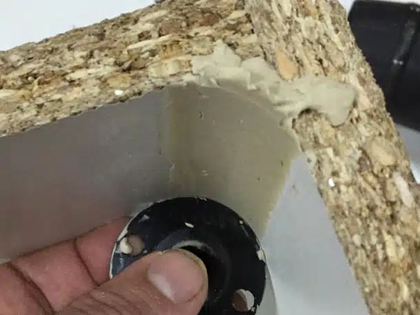 Utilisation d'un outil de forme rond pour parfaire le joint