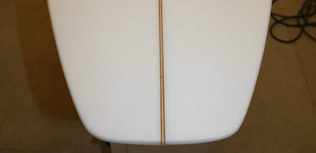 Zoom sur la latte en bois du pain de mousse polyuréthane