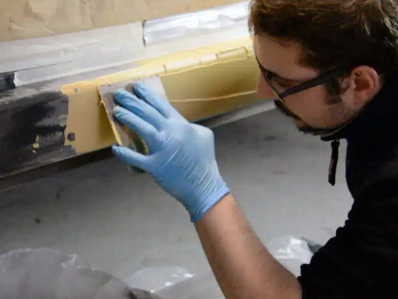 Application de mastic polyester