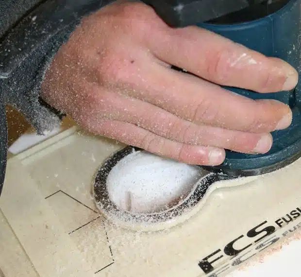 Préparation des emplacements des plugs planche de surf