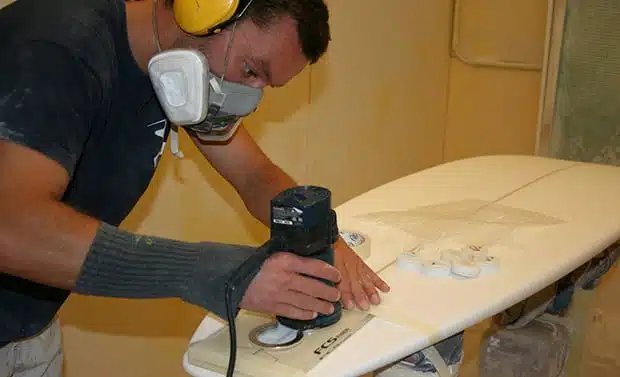 Préparation des emplacements des plugs planche de surf