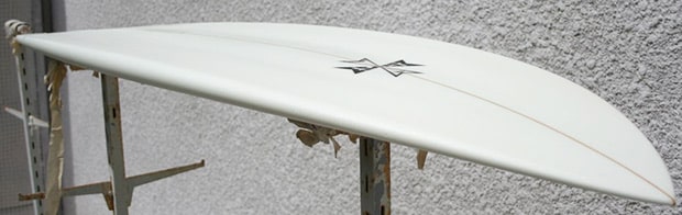 Séchage de la planche de surf exposée à la lumière du jour