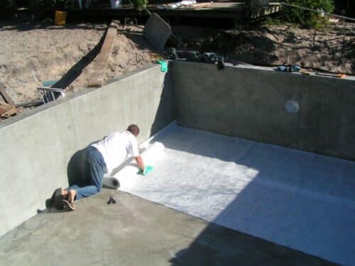 Stratification polyester armée d'une piscine béton