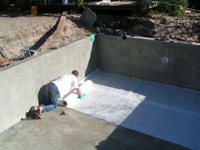 Stratification polyester armée d'une piscine béton