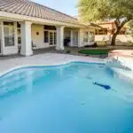 Stratification armée polyester d'une piscine béton