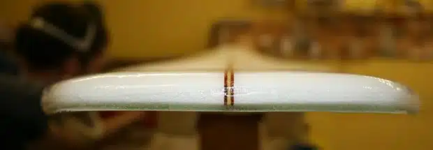 Zoom sur la stratification polyester de la planche